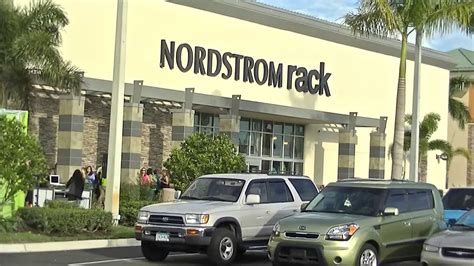 nordstrom rack opening times